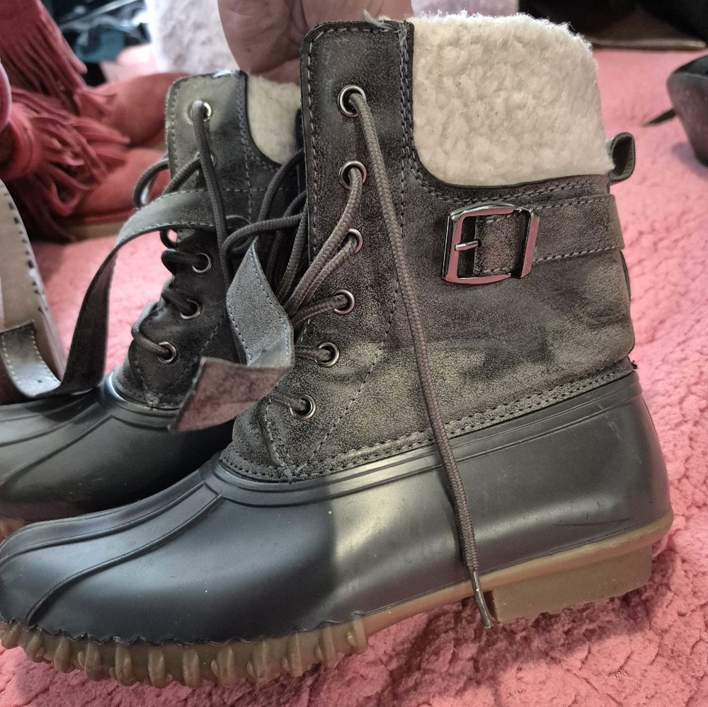 Snow boots